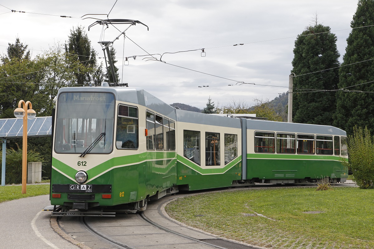 Triebwagen 612 steht am 24.10.2014 in der Endstelle der Linie 1 UKH-Eggenberg.