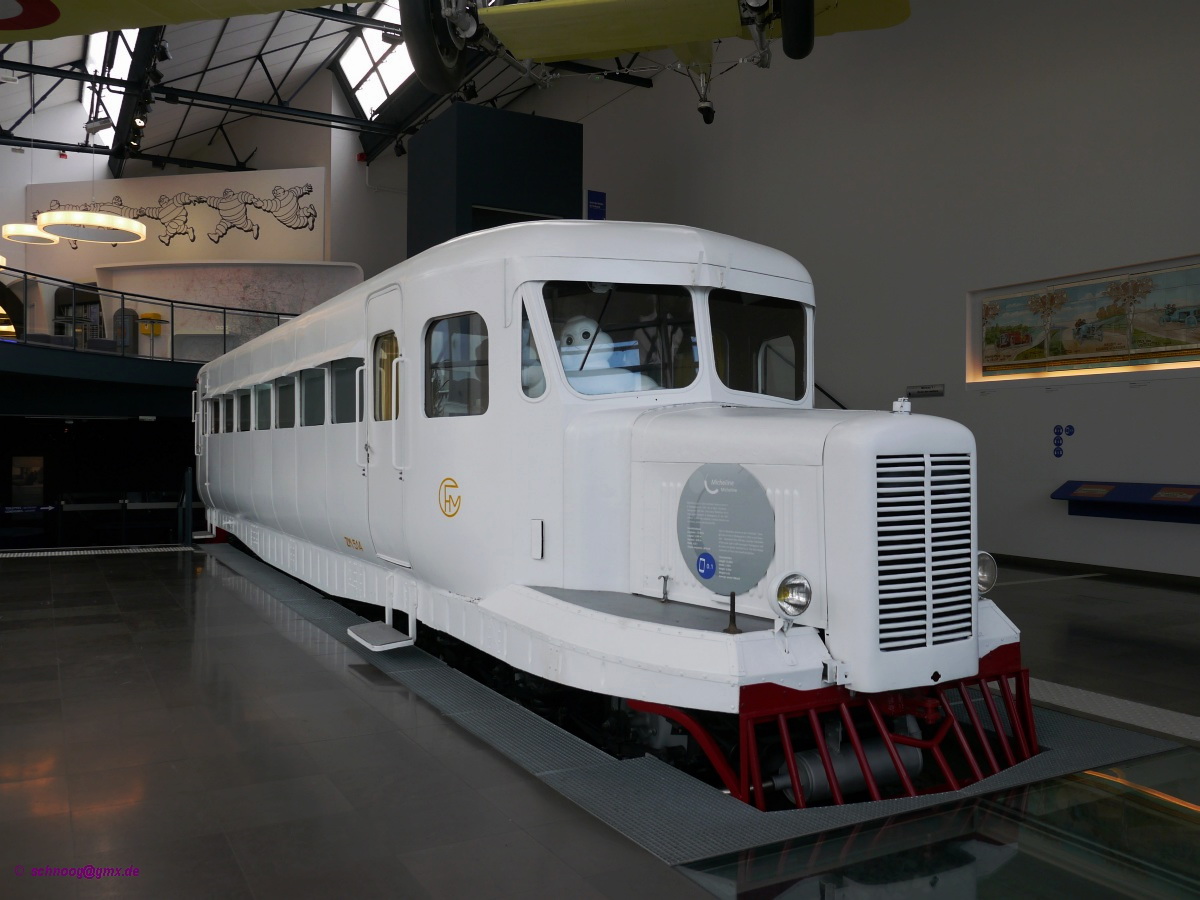 Triebwagen auf Gummirädern: Micheline Type-51'Coloniale'.
Von Michelin 1933 für die meterspurigen Bahnen auf Madagaskar, das damals eine französische Kolonie war,  gebaut.
Clermont-Ferrand ist sehr vom weltgrößten Reifenhersteller Michelin geprägt, der hier seinen Hauptsitz hat. Im Eingang des L´Aventure Michelin genannten Museums ist auch diese Micheline ausgestellt. Aus dem Führerstand grüßt  Bib , so der Name des berühmten Michelin-Manns.

2014-07-26 Clermont-Ferrand
