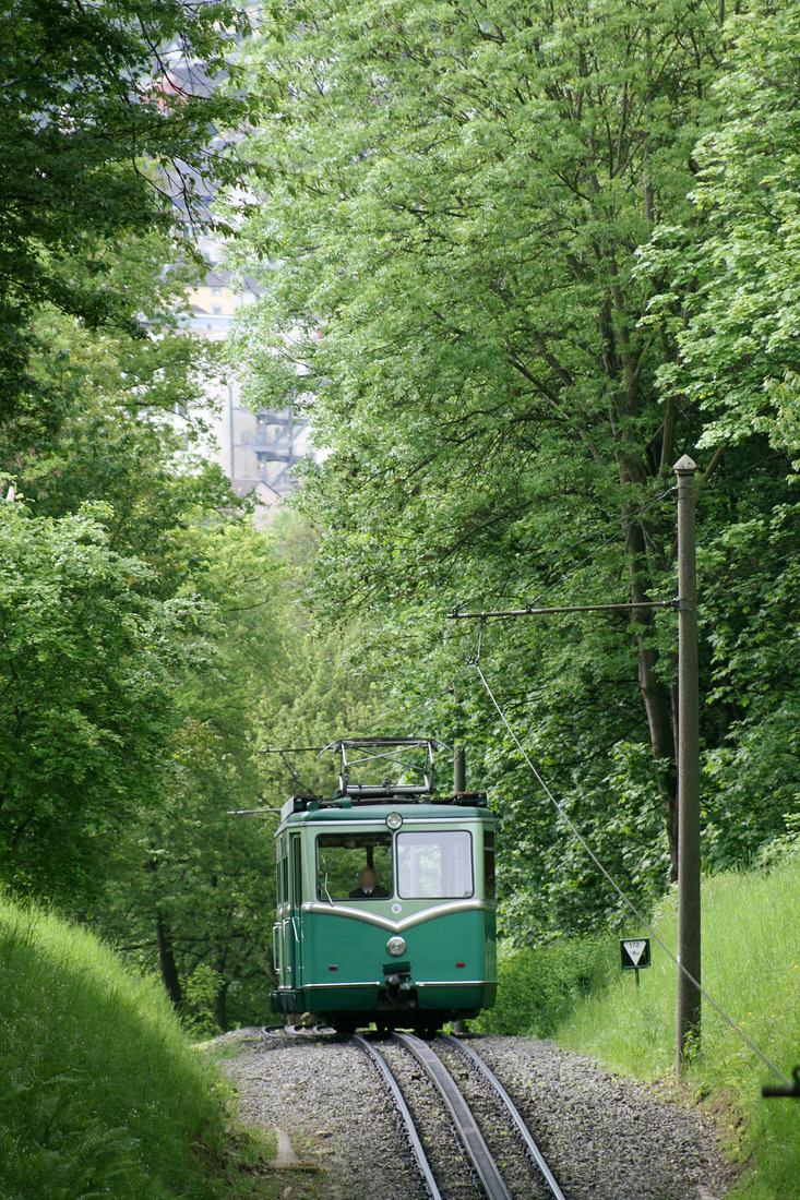 Triebwagen der  Bergbahnen im Siebengebirge AG  // Königswinter, unweit der Station  Schloss Drachenburg  der Drachenfelsbahn. // 12. Mai 2012