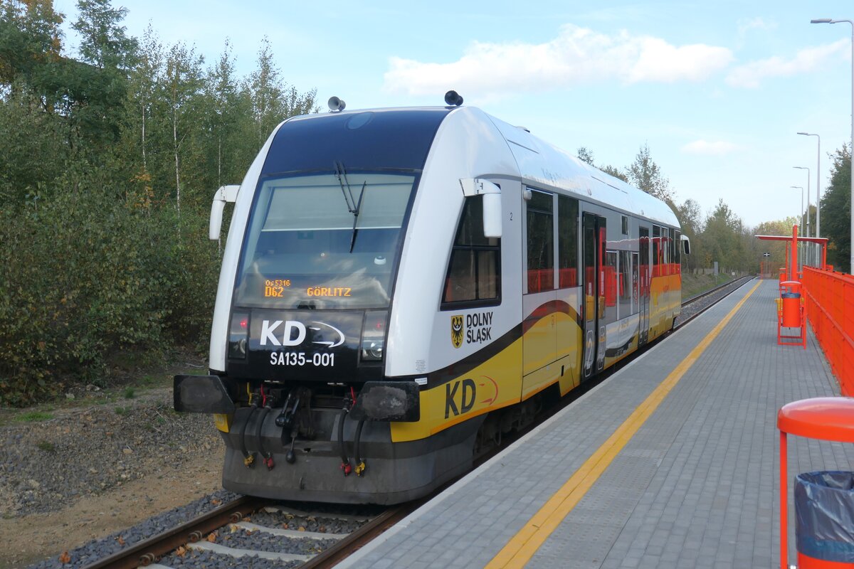 Triebwagen SA135-001 der Koleje Dolnośląskie im neu aufgebauten Haltepunkt Orłowice, etwas unterhalb der ehemaligen Bahnstation Krobica im Oktober 2024. 