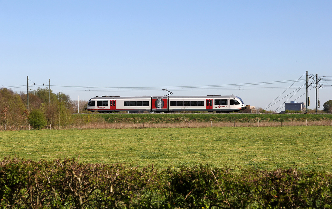 Triebzug 7504  Sint Servaas  der Veolia Transport unterwegs als 32058 Kerkrade Centrum - Maastricht Randwyck.
Fotografiert am 20. April 2016 am Südrand von Heerlen.