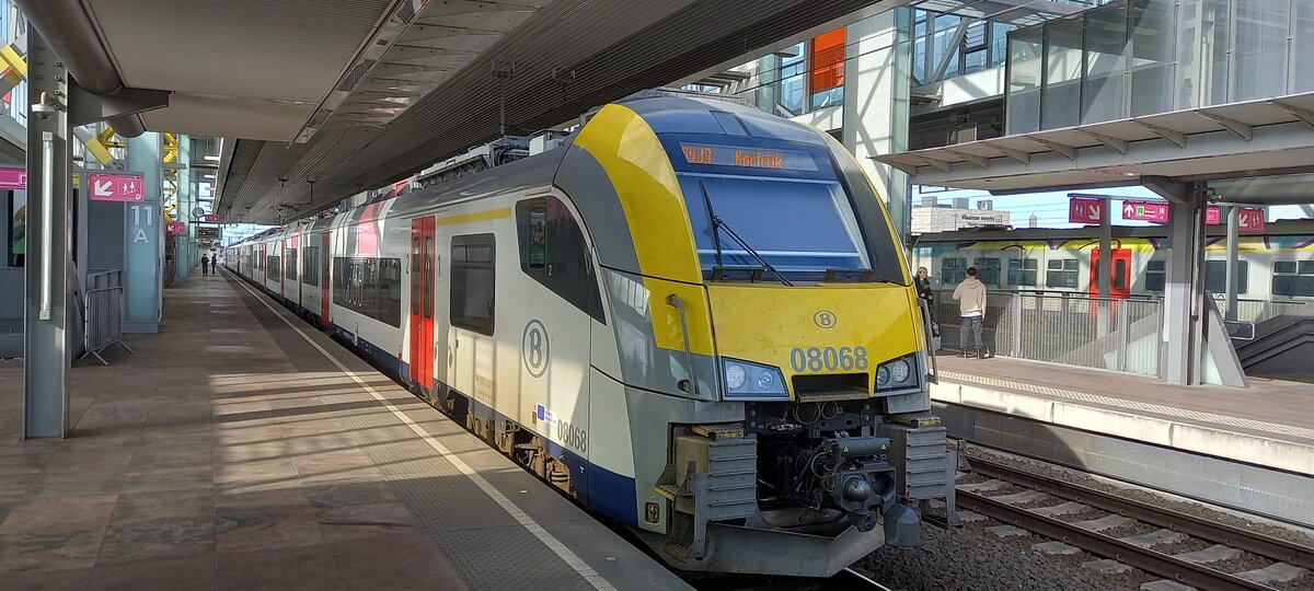 Triebzug AM 08068 nach Kortrijk ist im Bf Gent St-Pieters fahrbereit. 16. Oktober 2024.