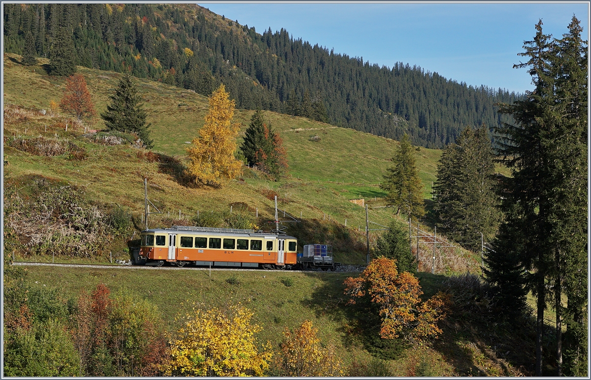 Trotz einem kleinen Gepäckabteil heisst dieser BLM Triebwagen Be 4/4 23; das Bild zeigt ihn auf der Fahrt nach Mürren zwischen Grütschalp und Winteregg in der bunte Herbstlandschaft.
16. Okt. 2018