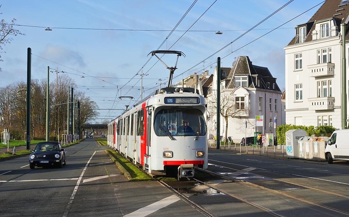 Tschüss und danke, GT8SU! Wie oft ich in den letzten 50 Jahren mit diesen Triebwagen unterwegs war, kann ich beim besten Willen nicht sagen. Die Fahrzeuge gehörten für mich ebenso zum vertrauten Düsseldorfer Stadtbild wie z. B. die Königsallee oder der Schlossturm. Und so wollte ich noch ein paar Abschiedsbilder am letzten Betriebstag machen, hier treffen die GT8SU 3220 und 3205 am 20.12.2024 auf der Pariser Straße an der Haltestelle Drususstraße ein. Bis auf eine Sonderfahrt des Vereins  Linie D  mit einer GT8SU-Doppeltraktion am 29.12.2024 sind weitere Einsätze unwahrscheinlich, da ab dem 21.12.2024 die Rheinbahn nach dem Ferienfahrplan mit weniger Fahrten verkehrt und die Betriebserlaubnis am 31.12.2024 erlischt.