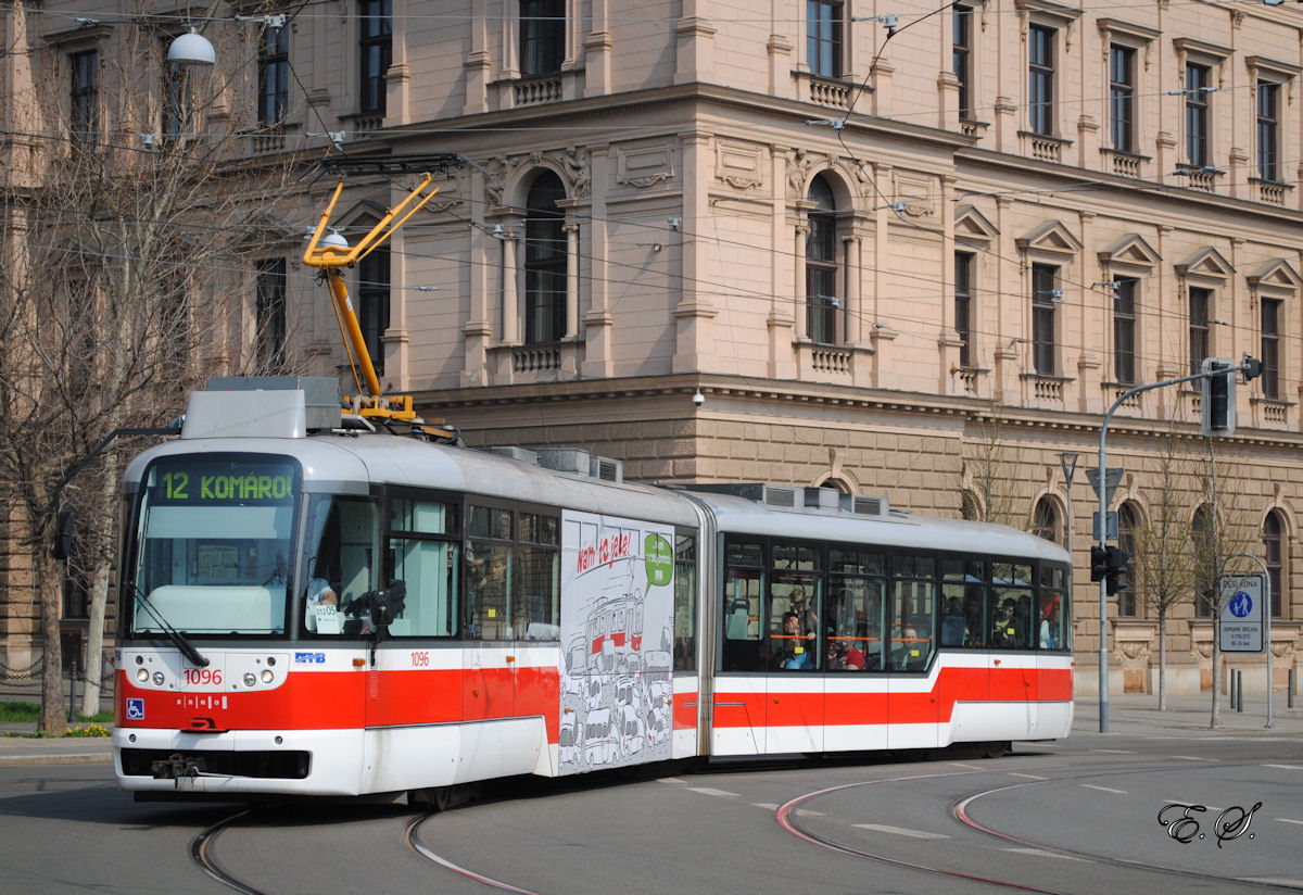 Tw. 1096 biegt von der ulica Jostova in die ulica Husova ein.(29.03.2014)