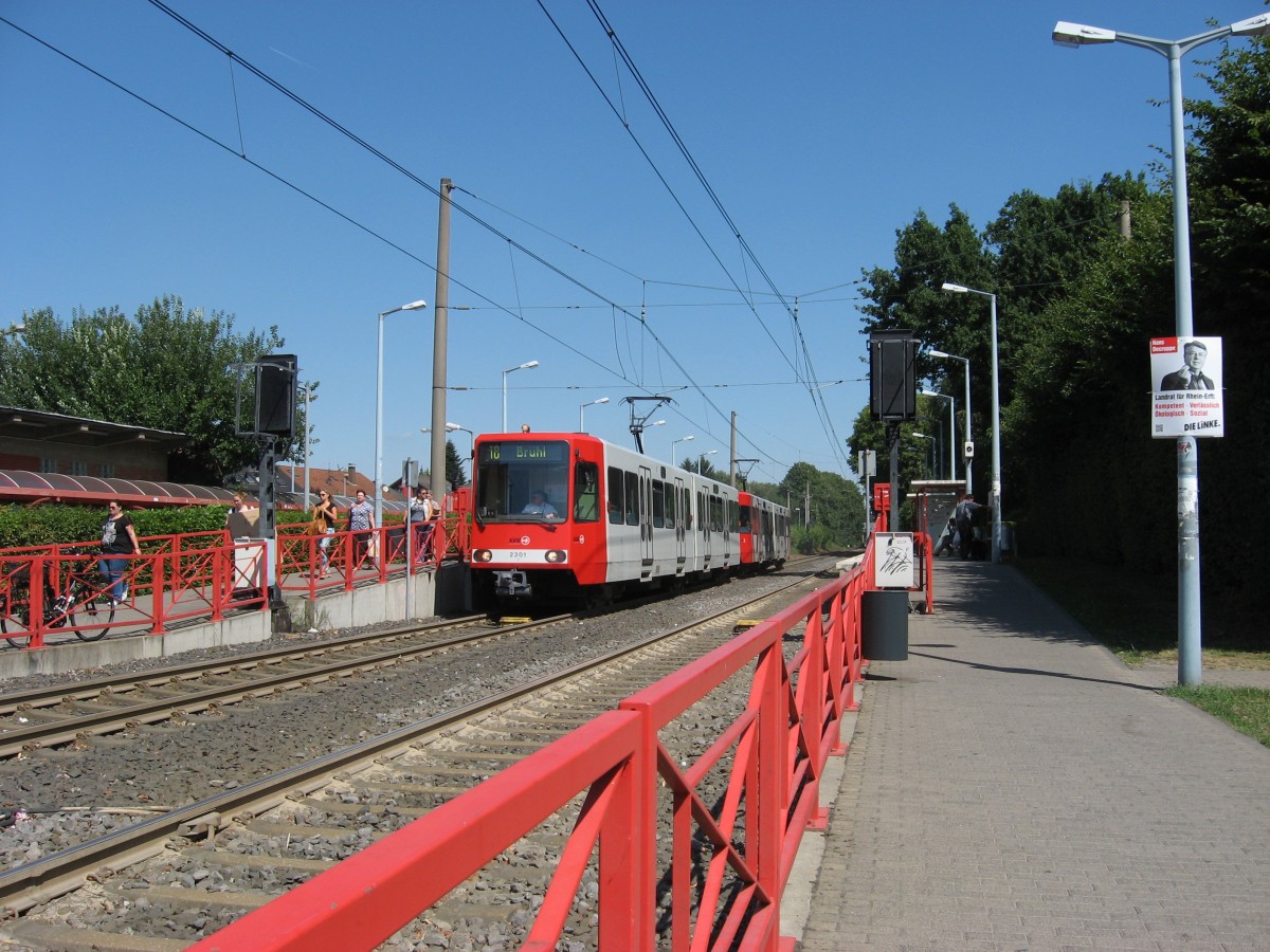 TW 2301 und TW 22?? unterwegs als Linie 18 Richtung Brhl fotografiert an der Haltestelle  Efferen  am 16.8.13.