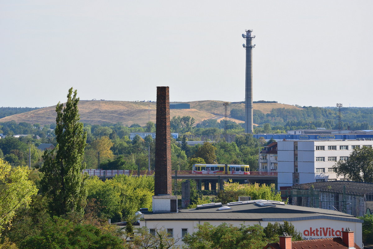 Tw 309 überquert in Dessau die Brauerei Brücke. Aufgenommen vom Räucherturm.

Dessau 29.07.2018