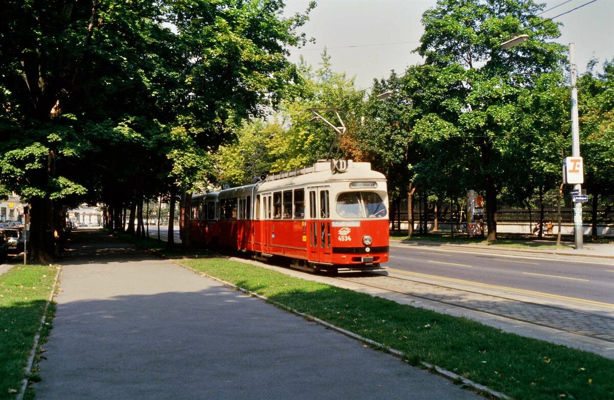 TW 4534 und ein Beiwagen auf der Linie D der Wiener Straßenbahn in der Nähe der Wiener Oper,
15.08.1984.
