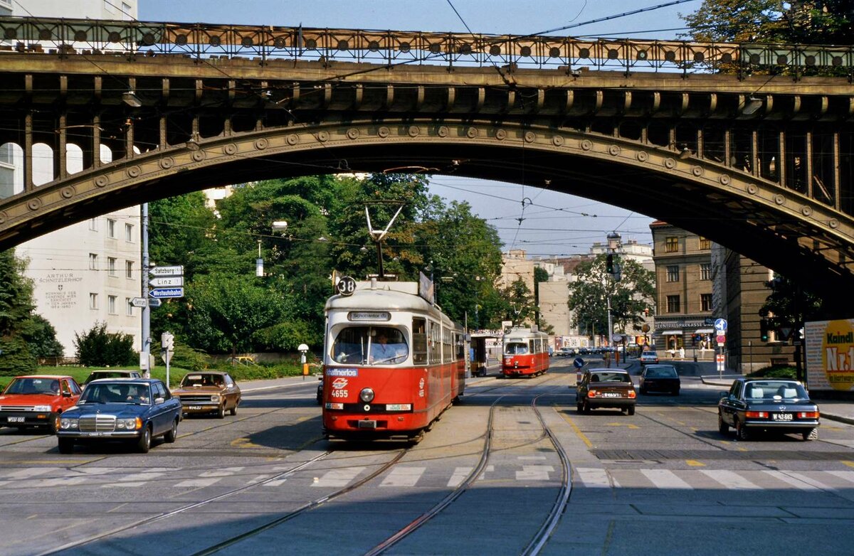 TW 4655 der Wiener Straßenbahn auf der Linie 38 am 15.08.1984.