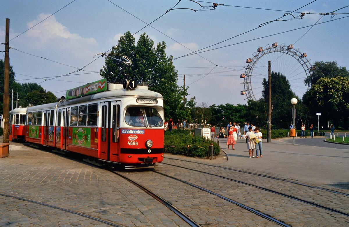 TW 4686 und Beiwagen auf der Linie 1 vor dem Prater. Auch die Straßenbahn leistete ihren Beitrag zum genius loci. Sehr heiter war es dort nicht nur am 15.08.1984. 