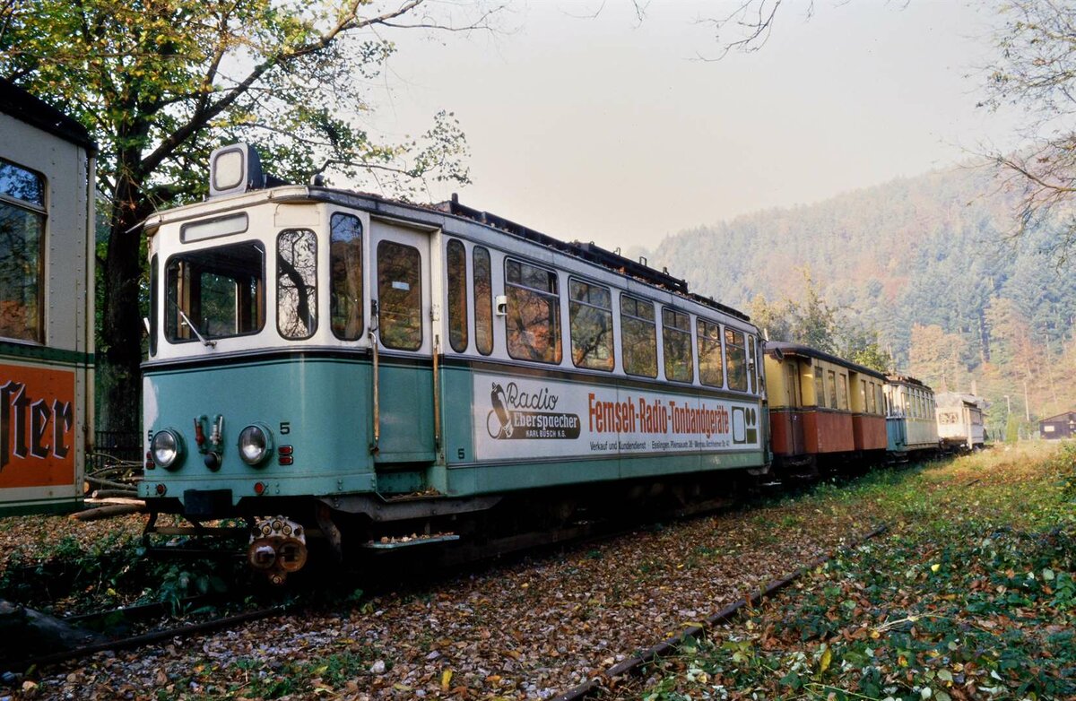 TW 5 der Überlandstraßenbahn Esslingen-Nellingen-Denkendorf wurde wie viele weitere wertvolle Straßenbahnwagen vor dem Bahnhof Schönau  im Freien abgestellt für eine spätere Nutzung auf dieser Strecke als historisches Fahrzeug. Das Foto entstand im Herbst 1985. Aus diesem edlen Vorhaben wurde leider nichts. 