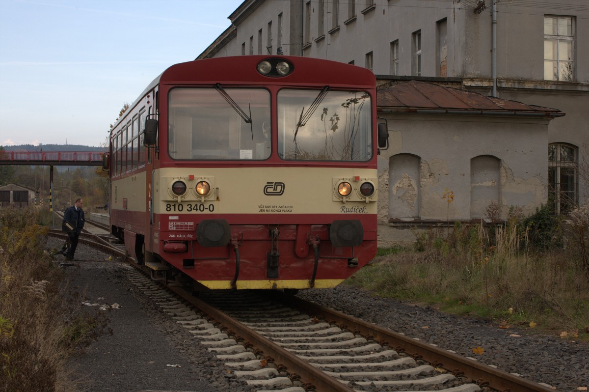 TW 810 340 - 0 , gerade eben in Dolny Poustevna angekommem , rangiert auf das Abstellgleis, noch ist die Weiterfahrt nach Sebnitz nicht mglich.
20.10.2013  13:43 Uhr.