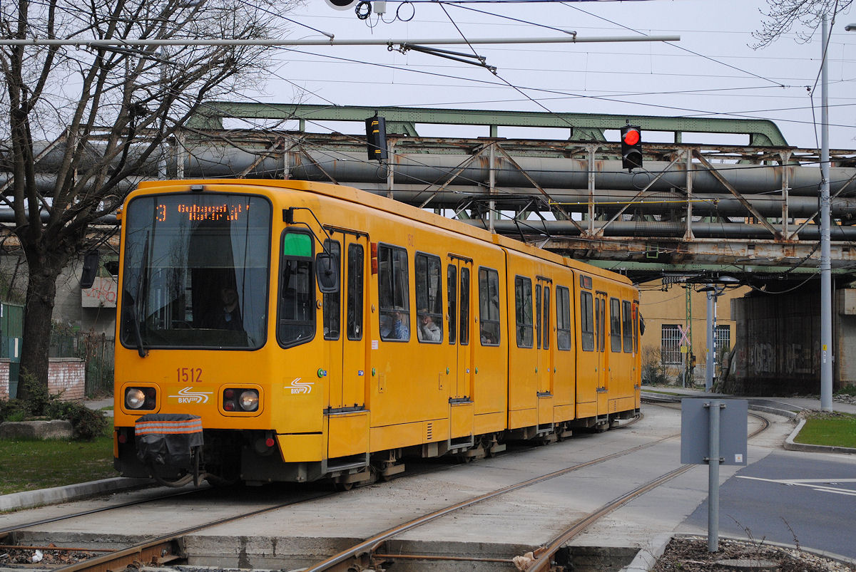 Tw.1512 fährt in der Bihari utca auf frisch saniertem Gleiskörper der Haltestelle Fertö utca entgegen.(25.03.2015)