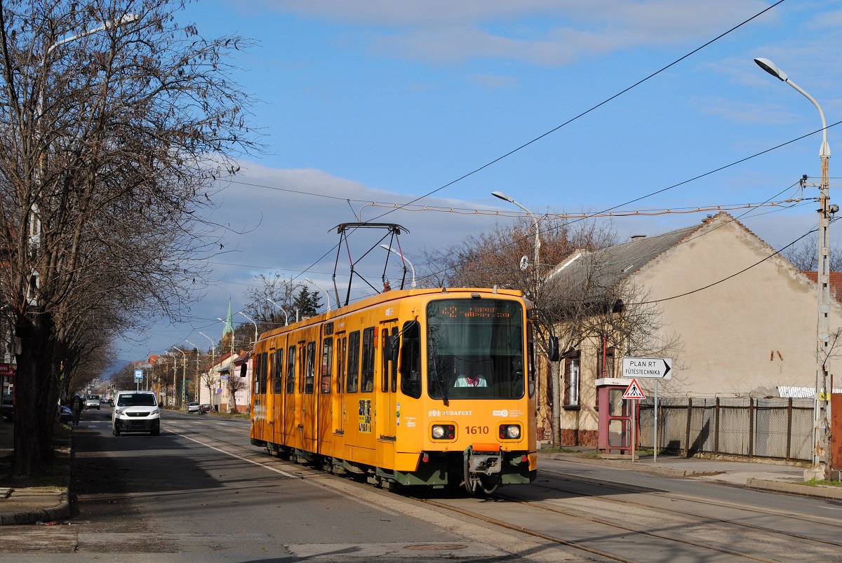 Tw.1610 (ex. Hannover 6105) als Linie 42 in der Ady Endre ut unweit der Haltestelle Jokai utca. (02.02.2023)