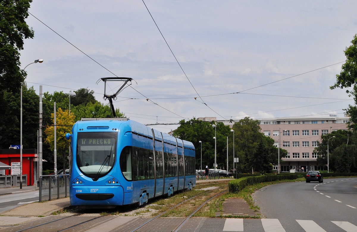 Tw.2210 als Linie 17 nach Precko in der ulica Kralja Zvonimira im Bereich der Haltestelle Harambasiceva. (25.05.2024)