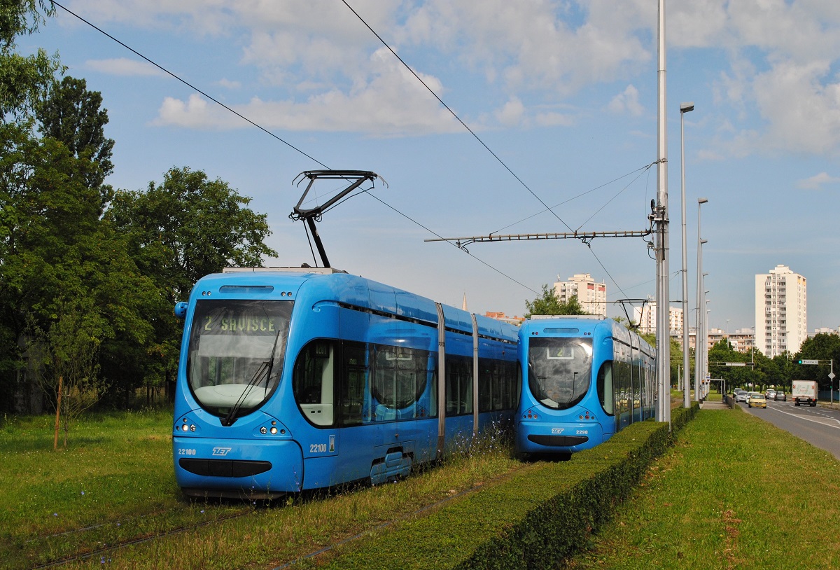 Tw.22100 und 2290 der Linie 2 begegnen einander unweit der Haltestelle Getaldiceva. (25.05.2024)