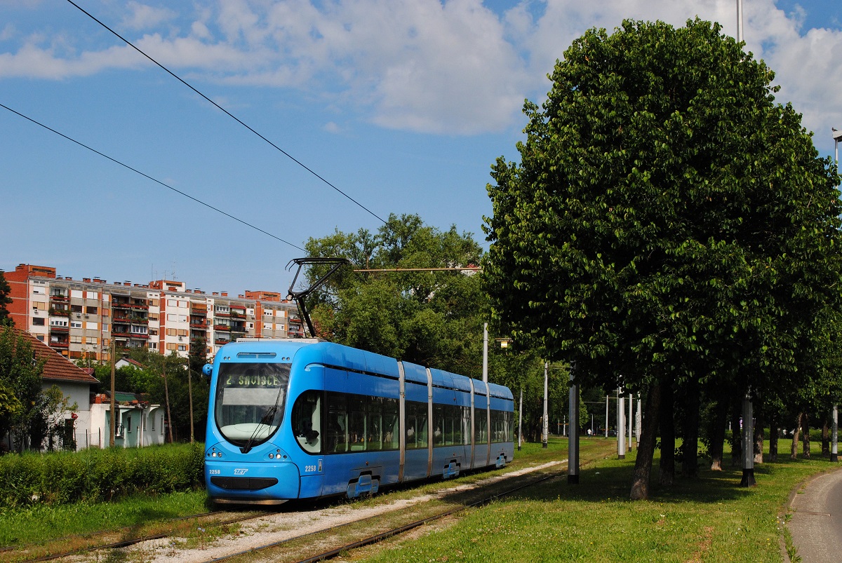 Tw.2258 als Linie 2 nach Savisce zwischen den Haltestellen Ferenscica und Getaldiceva. (25.05.2024)
