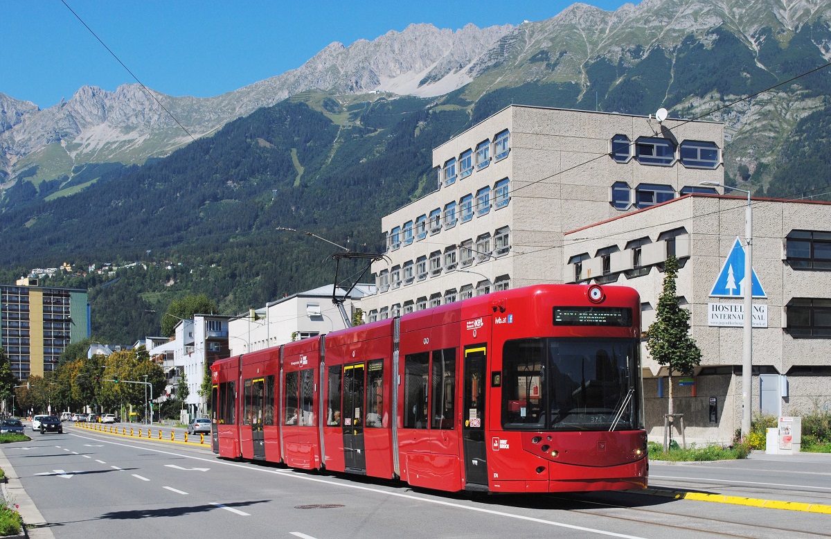 Tw.374 in der Reichenauer Straße auf der Fahrt ins Olympische Dorf. (08.09.2020)