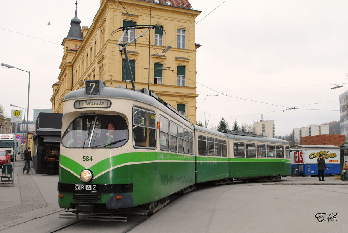 Tw.584 ist der letzte Wagen mit klassischer PCC-Front im Personenverkehr.Am 12.12.2013 hatte er neben zahlreichen Variobahnen Gelegenheit auf der Linie 7 auszuhelfen.