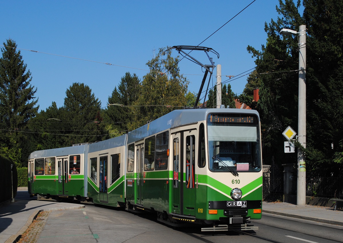 Tw.610 biegt als Linie 1 von der Lenaugasse in die Lechgasse ein. (26.09.2021)