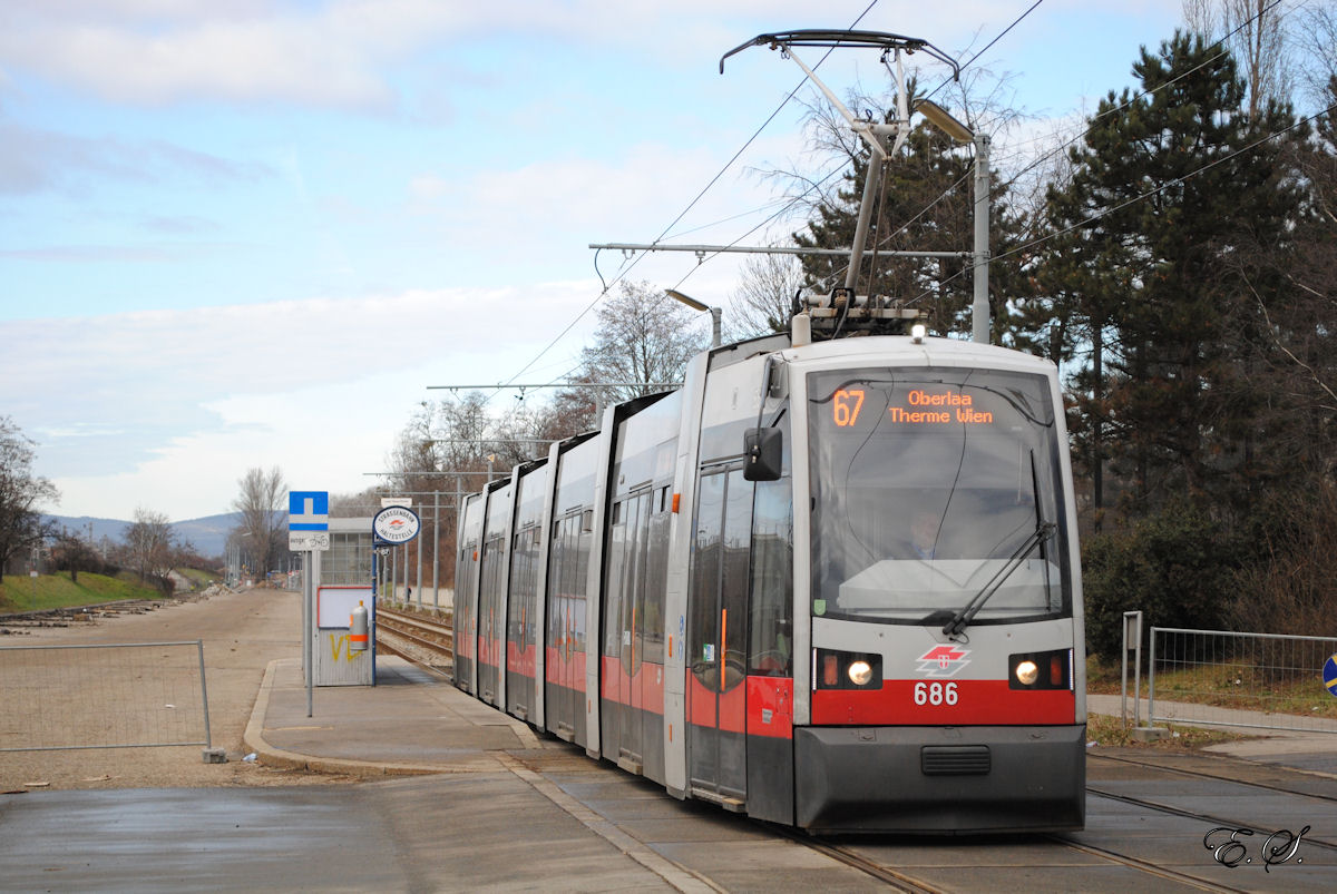 Tw.686 verläßt die Haltestelle Oberlaaerstraße.(08.02.2014)