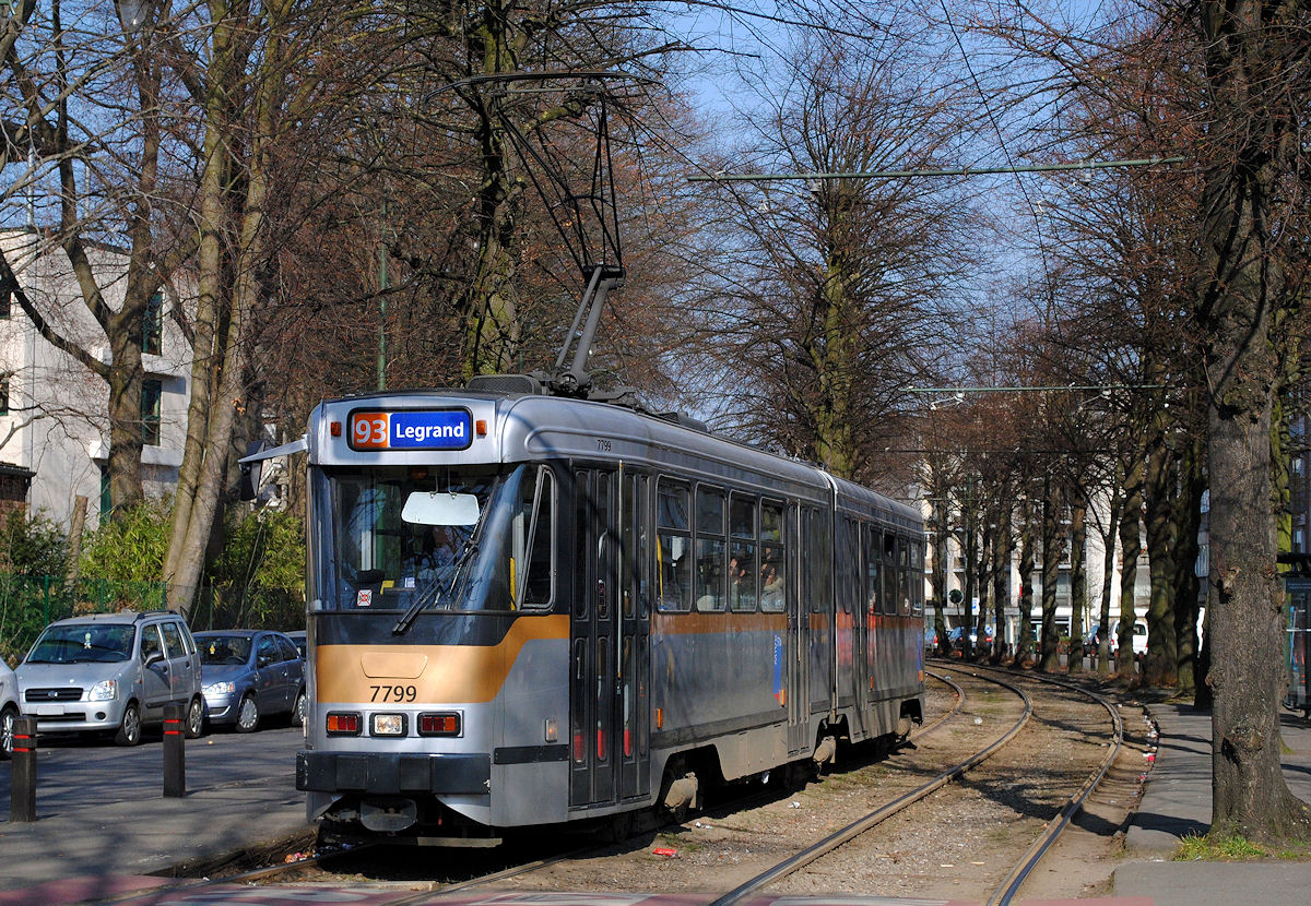 Tw.7799 erreicht am Place A. Gehuchten die Haltestelle Hopital Brugman.(13.03.2015)