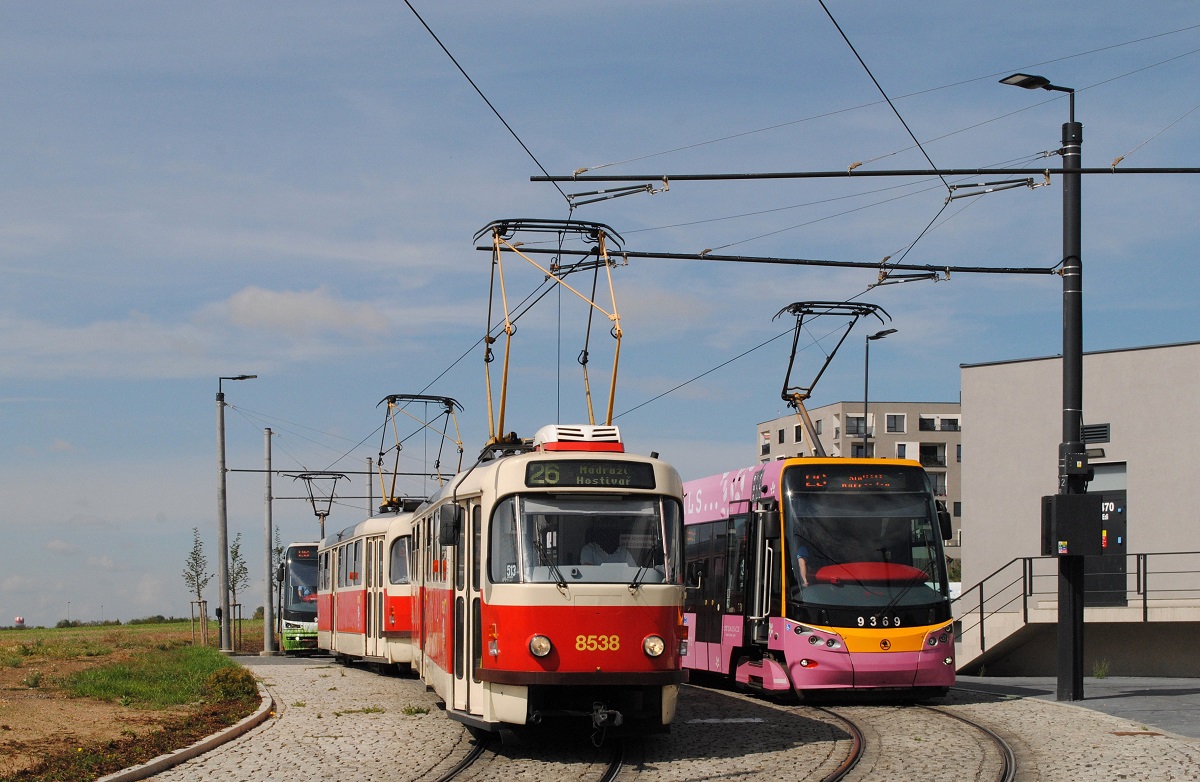 Tw.8538 + 8176 und Tw.9369 warten in der Endstelle Dedina ihre Ausgleichszeit ab. (26.08.2024)