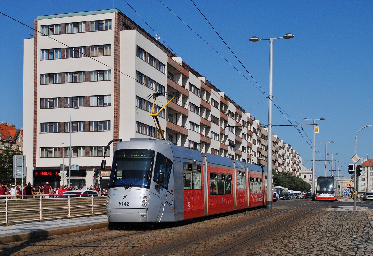 Tw.9142 als Linie 1 nach Petriny in der Haltestelle Sparta. (24.08.2024)