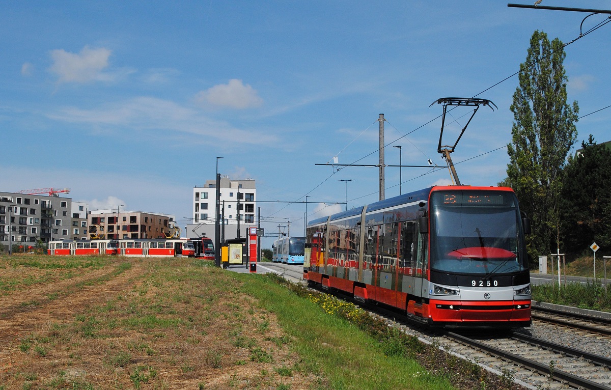 Tw.9250 hat als Linie 26 soeben die Endstelle Dedina verlassen und macht sich nun auf die lange Reise zum Nadrazi Hostivar. (26.08.2024)