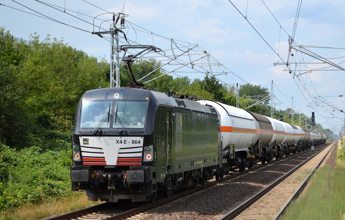 TX Logistik AG, Troisdorf [D] mit der MRCE Vectron  X4 E - 864  [NVR-Nummer: 91 80 6193 864-6 D-DISPO] und einem Ganzzug Druckgaskesselwagen am 26.07.21 Durchfahrt Bf. Berlin Hohenschönhausen.