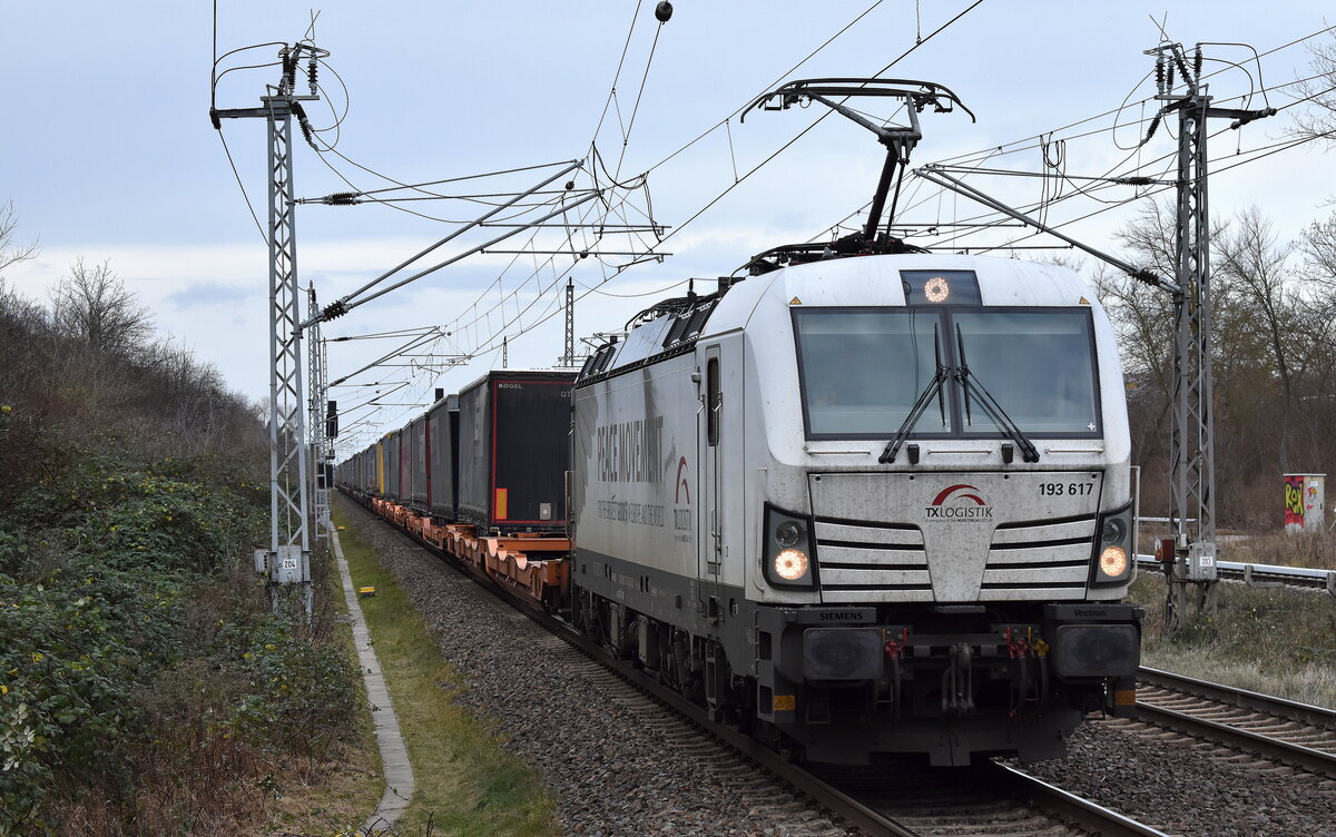 TX Logistik AG, Troisdorf [D] mit der Vectron  193 617  [NVR-Nummer: 91 80 6193 617-8 D-SIEAG] und dem KLV-Zug aus Rostock Seehafen am 29.12.23 Durchfahrt Bahnhof Berlin-Hohenschönhausen.