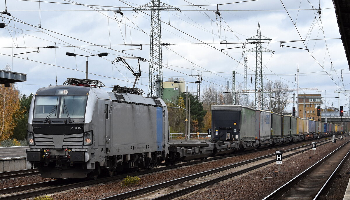 TX Logistik AG, Troisdorf [D] mit der Railpool Vectron   6193 153  [NVR-Nummer: 91 80 6193 153-4 D-Rpool] und KLV-Zug aus Rostock Seehafen am 18.11.24 Höhe Bahnhof Schönefeld. Berlin.