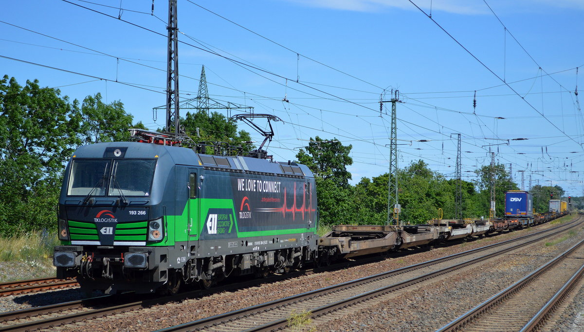  TXL - TX Logistik AG, Troisdorf [D] mit der ELL Vectron  193 266  [NVR-Nummer: 91 80 6193 266-4 D-ELOC] und Taschenwagenzug am 23.06.20 Bf. Saarmund.