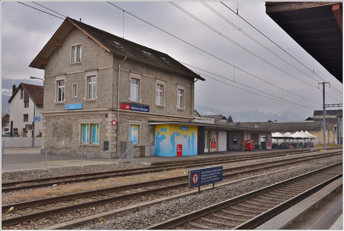 Typischer Marchbahnhof Siebnen-Wangen. (13.02.2017)