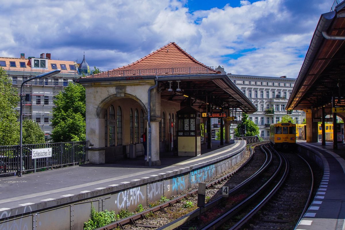  U-Bahnhof Schlesisches Tor - 30.06.2018
Der Hochbahnhof  Schlesisches Tor  befindet sich über einem kleinen Platz , unweit der Oberbaumbrücke in Berlin im Ortsteil Kreuzberg. In den kleinen Häuschen mussten früher die Zugabfertiger die Züge abfertigen.