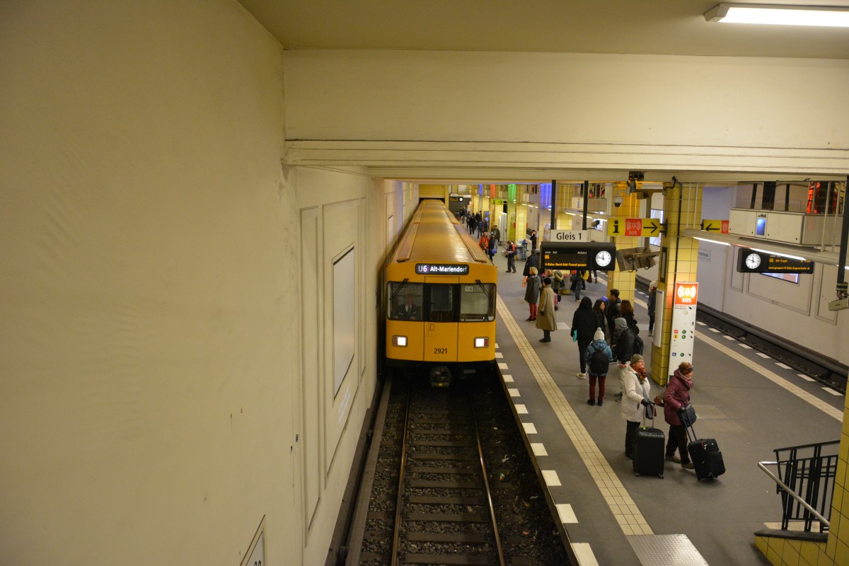 U-Bahnlinie U6 nach Alt-Mariendorf. Fotografiert wurde Zug 2921 (F92 / BW Britz) bei der Einfahrt in die Station Berlin-Friedrichstraße.
