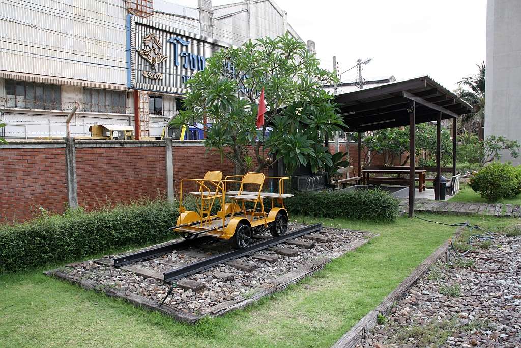 Über die Gleise gegenüber des Aufnahmegebäude der SRT Makkasan Station befindet sich diese gepflegte Anlage mit einem Kleinwagen und einem Aufenthaltsraum für Bahnbedienstete. Hinter der Mauer befindet sich die SRT Hauptwerkstätte Makkasan. - Bild vom 27.März 2024.