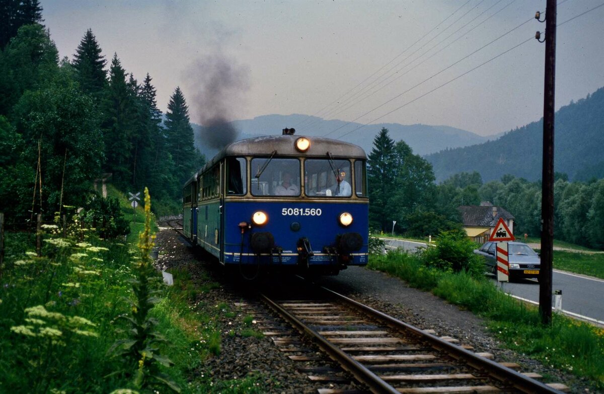 Uerdinger Schienenbus 5081.560 (vorn) auf der ÖBB-Nebenbahnlinie Launsdorf-Hochosterwitz- Hüttenberg.
Datum: 18.07.1986