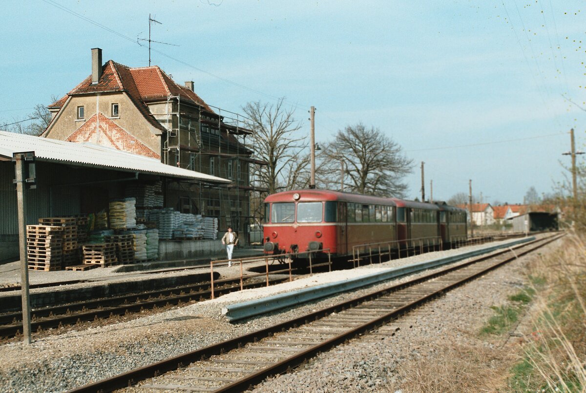 Uerdinger Schienenbuszug auf der DB-Nebenbahn Göppingen - Schwäbisch Gmünd , unbekannter Bahnhof, 24.04.1984