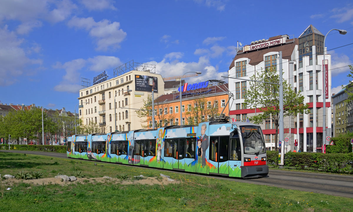 ULF B 737 mit der Vollwerbung für 25 Jahre UN Kinderrechte als Linie 18 am Mariahilfer Gürtel, 18.04.2015