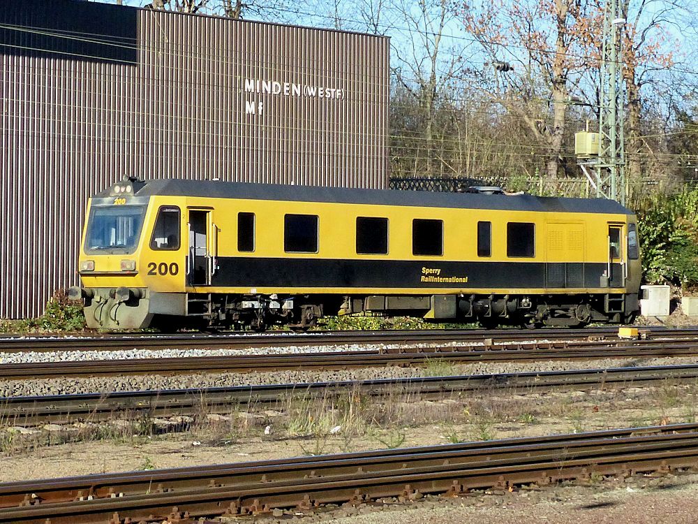 Ultraschallschienenprüfzug SRS 200 --- Sperry RailInternational
Zulassungsnummer 97 86 12 501 10-3 --- Pethoplan GmbH, Berlin
23.11.2015 Minden Bahnhof am Stellwerk gegen 14:05 Uhr Richtung 
Hannover unterwegs

<P>Weitere Bilder zum Thema Bahnfotografie gibt es auf meiner Site unter:<br> 
<a href= http://www.ralf-bueker.de/Ralf's Eisenbahnbilder.htm target= _blank >Ralf's Eisenbahnbilder