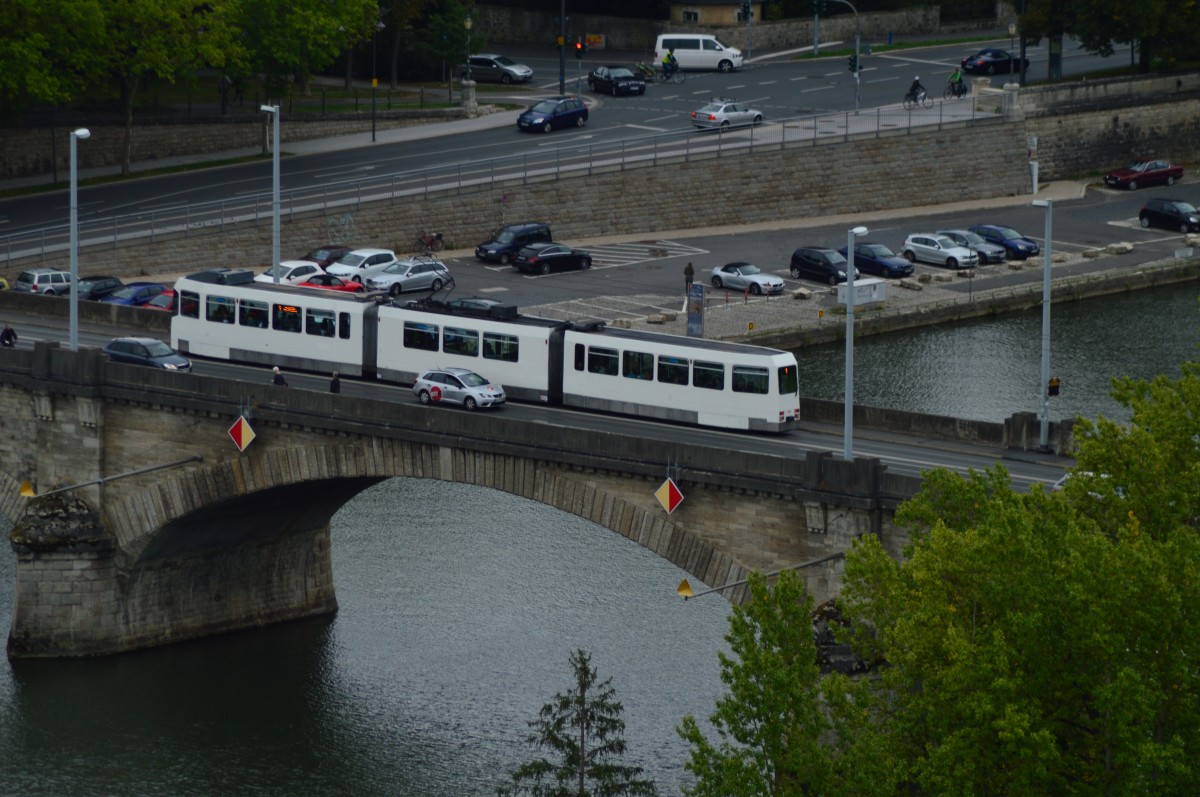 Unbekannter Strassenbahnzug auf der Löwenbrücke in Würzburg am 15.9.2015 von der Festung Marienberg aus aufgenommen.