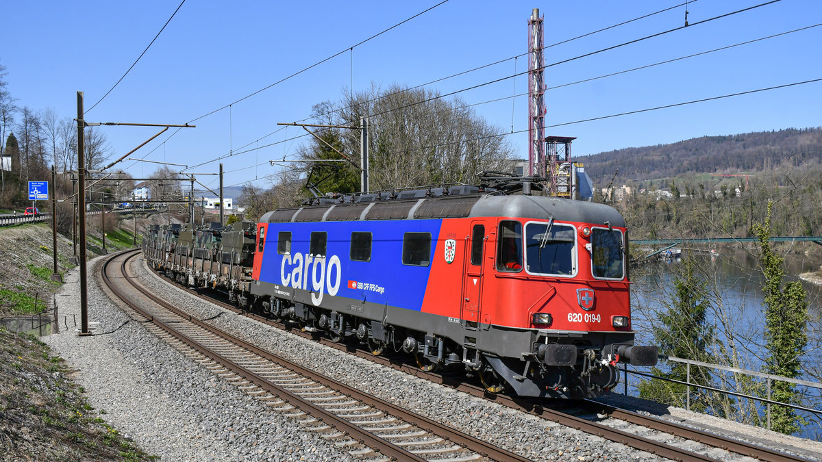 Und da es noch für eine zweite Fotostelle gereicht hat.... Re 6/6 11619  Arbon  mit dem Militärzug von Bure nach Hinwil kurz nach Turgi AG am Nachmittag des 30.03.2021.