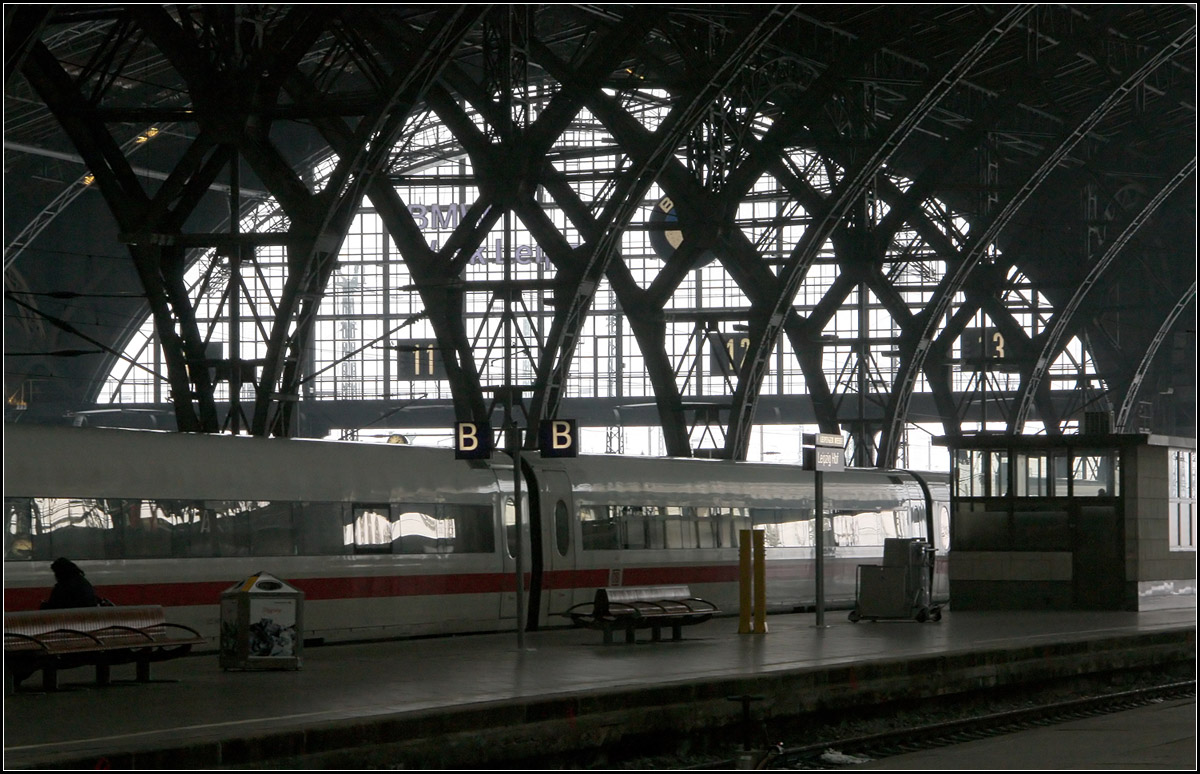 Und draußen fällt Schnee -

Schrägansicht einer der Stirnseiten der Bahnhofshalle des Leipziger Hauptbahnhofes. So kommt vor der hellen Hintergrund die Stahlkonstruktion schön zur Geltung. 

18.03.2013 (M)

