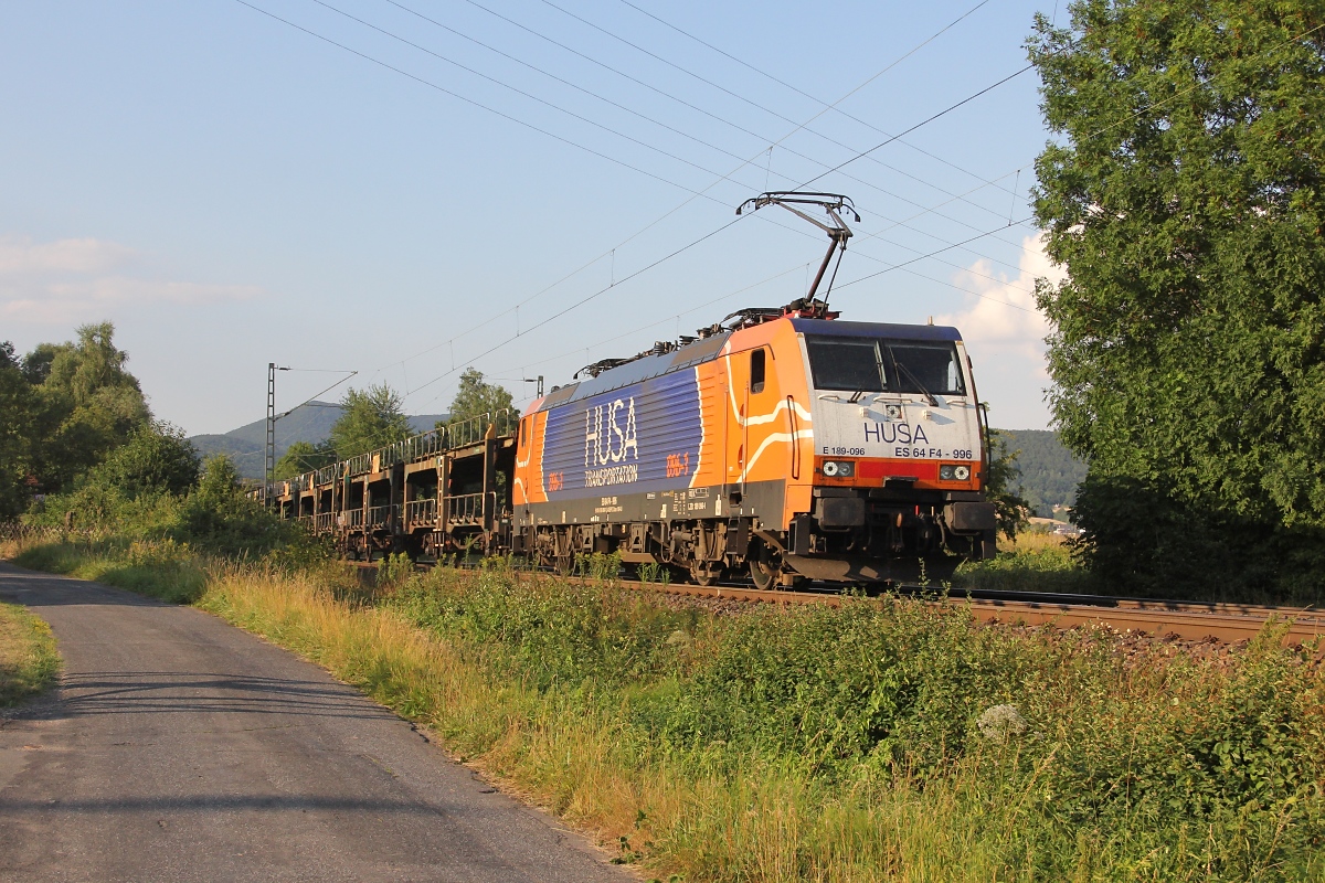 Und noch eine Seltenheit auf der NSS: Am Abend des 04.08.2013 kam noch die HUSA 189 096 (ES 64 F4-996) mit ARS-Autozug gen Süden vorbei. Aufgenommen an der Nordeinfahrt nach Eschwege.