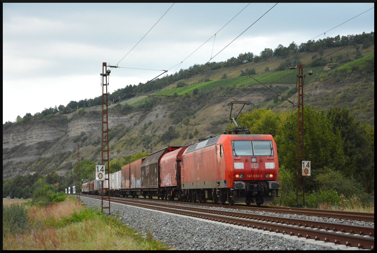 Und sie fahren doch noch: Nach Abstellung aller Loks der Baureihe 145 von DB Cargo Mitte dieses Jahres sind weiterhin zwei Maschinen aktiv. Nachschuss auf DB Cargo 145 036-0 und 062-6 an der Zugspitze. Die beiden Maschinen sind am 03.09.2024 mit einem Test-Güterzug im Auftrag von DB Systemtechnik bei Thüngersheim zur Abstellung in Gemünden/Main unterwegs. Der Zug war vom 29.08. bis 06.09.2024 Testobjekt bei aerodynamischen Tests mit einem ICE auf der SFS Fulda - Würzburg. Dort wurden die Auswirkungen der aerodynamischen Druckwelle auf Güterwaggons bei Zugbegegnungen im Tunnel von DB Systemtechnik untersucht.