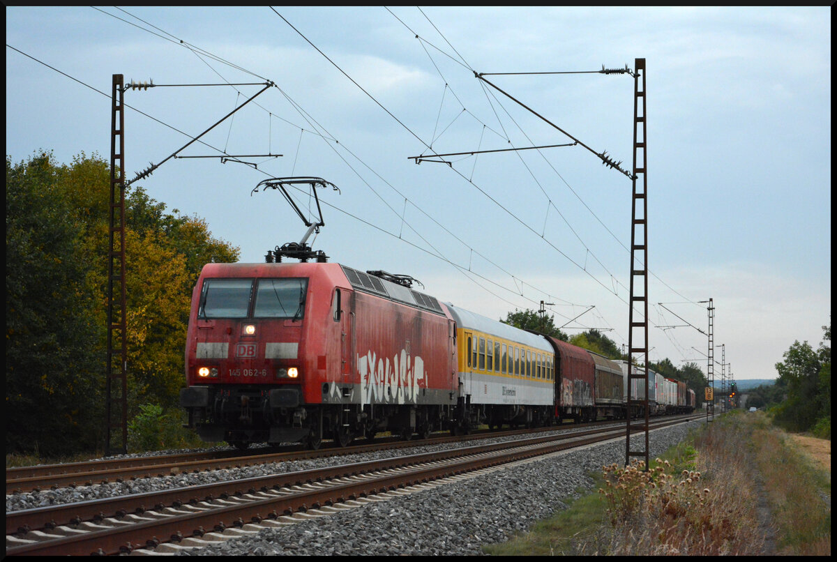 Und sie fahren doch noch: Nach Abstellung aller Loks der Baureihe 145 von DB Cargo Mitte dieses Jahres sind weiterhin zwei Maschinen aktiv. DB Cargo 145 062-6 und 036-0 am Zugschluss sind am 03.09.2024 mit einem Test-Güterzug im Auftrag von DB Systemtechnik bei Thüngersheim zur Abstellung in Gemünden/Main unterwegs. Der Zug war vom 29.08. bis 06.09.2024 Testobjekt bei aerodynamischen Tests mit einem ICE auf der SFS Fulda - Würzburg. Dort wurden die Auswirkungen der aerodynamischen Druckwelle auf Güterwaggons bei Zugbegegnungen im Tunnel von DB Systemtechnik untersucht.