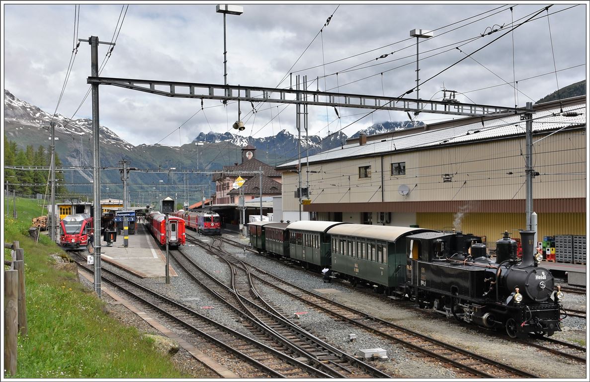 UNESCO Welterbetag bei der RhB. Der Extrazug mit der Heidi ist aus Samedan in Pontresina eingetroffen. R1621 nach Tirano, R1632 von Tirano und R1923 von und nach Scuol-Tarasp stehen ebenfalls im Bahnhof Pontresina. (12.06.2016)