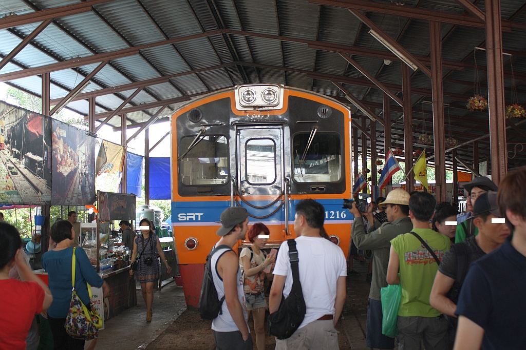 Ungeachtet des schlechten Streckenzustandes erfreud sich die Mae Khlong Line, und hier hauptsächlich der Bahnhof Mae Khlong mit seinem direkt anschliessenden Markt grosser touristischer Beliebtheit. Das Bild vom 21.März 2014 zeigt die Situation nach Ankunft des ORD 4383 und dem NKF 1216.