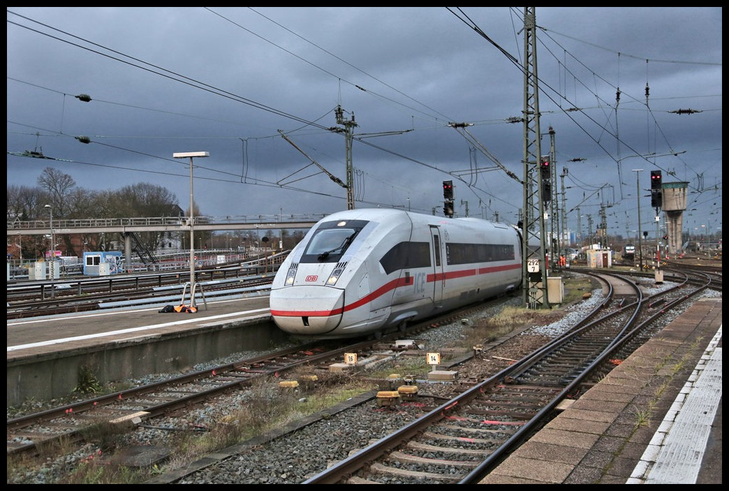 Unter bedrohlich dunklem Himmel fährt hier der ICE 4 Nr. 9043 am 26.11.2024 um 15.45 Uhr in Hamburg - Altona ein.